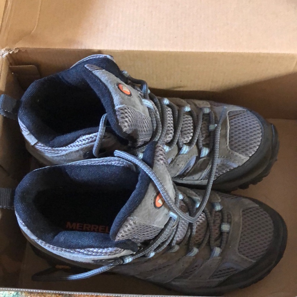 Like new Merrell Moab 2 mid hiking boots